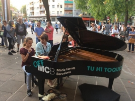 Fabra Centre y la fundacin Maria Canals te invitan a tocar el piano! (13)