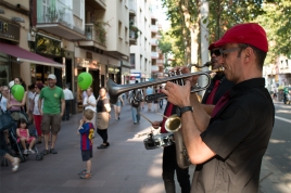 Música i globus al Passeig Fabra i Puig