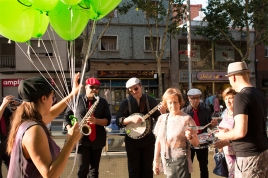 Música y globos en el Paseo Fabra y Puig